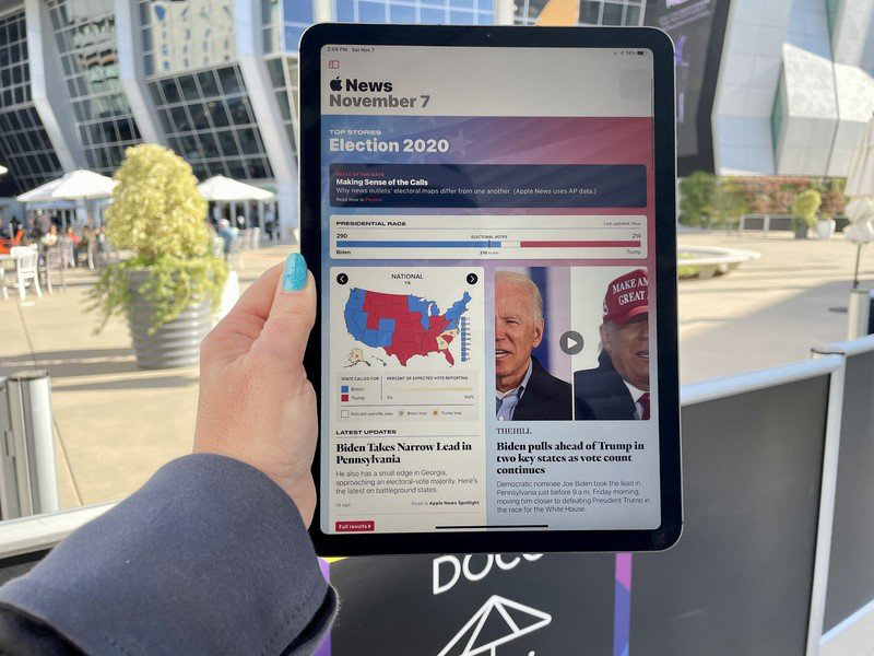 Đọc b&aacute;o tr&ecirc;n iPad Air 4